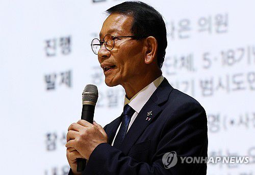 발언하는 황일봉 회장(광주=연합뉴스) 정다움 기자 = 13일 오후 광주 동구 전일빌딩 245에서 열린 광주시, 광주시의회 5·18 특별위원회의 시민토론회에서 황일봉 5·18 부상자회 회장이 발언하고 있다. 2023.9.13 daum@yna.co.kr