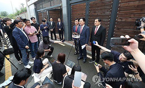 김기현, 박근혜 전 대통령 사저 방문(대구=연합뉴스) 윤관식 기자 = 국민의힘 김기현 대표가 13일 오후 대구 달성군 박근혜 전 대통령 사저에서 박 전 대통령을 예방 후 기자들의 질문에 답하고 있다. 2023.9.13 psik@yna.co.kr