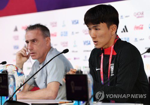 취재진 질문에 답하는 황인범(알라이얀=연합뉴스) 임헌정 기자 = 2022 카타르 월드컵 조별리그 2차전 가나와 경기를 하루 앞둔 27일(현지시간) 카타르 알라이얀의 카타르 국립 컨벤션센터(QNCC)에 마련된 미디어센터(MMC)에서 파울루 벤투 감독과 황인범이 공식 기자회견을 하고 있다. 2022.11.27 kane@yna.co.kr