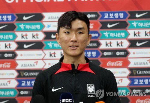 황인범(대전=연합뉴스) 김준범 기자 = 대한민국 축구대표팀 황인범이 18일 오후 대전 월드컵경기장에서 훈련을 하기 전 취재진 질문에 답하고 있다. 대표팀은 20일 엘살바도르와의 평가전을 치른다.2023.6.18 psykims@yna.co.kr