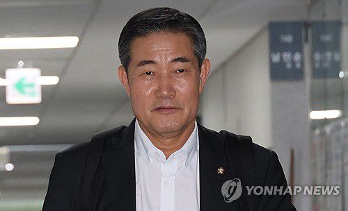 출근하는 국방부 장관 후보자(서울=연합뉴스) 한상균 기자 = 신원식 국방부 장관 후보자가 14일 국회 의원회관 사무실로 출근하고 있다. 2023.9.14 xyz@yna.co.kr