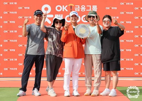 가족들과 함께 기념촬영한 마다솜(가운데)[KLPGA 제공. 재판매 및 DB 금지]