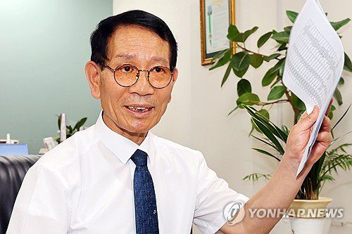 기자회견 하는 황일봉 5·18 부상자회 회장[연합뉴스 자료사진]