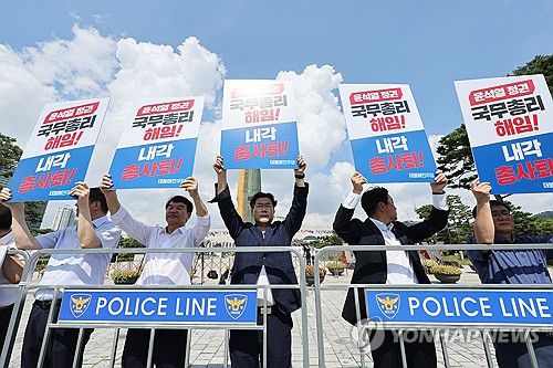 ' 내각 총사퇴·국무총리 해임' 촉구 피켓시위 나선 더불어민주당(서울=연합뉴스) 임화영 기자 = 더불어민주당 의원들이 18일 서울 용산구 대통령실 앞에서 윤석열 정권 국정 전면 쇄신 및 국무총리 해임·내각 총사퇴를 촉구하는 인간 띠 잇기 피켓시위를 펼치고 있다. 2023.9.18 hwayoung7@yna.co.kr