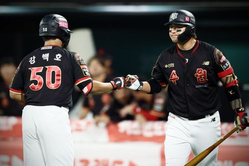 홈런 친 강백호(왼쪽)를 반겨주는 박병호[kt wiz 제공. 재판매 및 DB 금지]