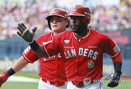 득점 올린 에레디아-추신수[연합뉴스 자료사진]