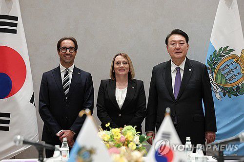 윤석열 대통령, 한·산마리노 양자회담(뉴욕=연합뉴스) 진성철 기자 = 윤석열 대통령이 18일(현지시간) 뉴욕에서 열린 한·산마리노 양자회담에서 스카라노 집정관(왼쪽), 톤니니 집정관(가운데)과 기념 촬영을 하고 있다. 2023.9.19  [공동취재] zjin@yna.co.kr