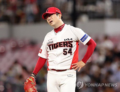 홈런 허용한 양현종(광주=연합뉴스) 조남수 기자 = 19일 광주기아챔피언스필드에서 열린 프로야구 LG 트윈스와 KIA 타이거즈의 경기. KIA 양현종이 4회초 2사 1, 3루에서 LG 문보경에게 스리런홈런을 허용하고 아쉬워하고 있다. 2023.9.19 iso64@yna.co.kr