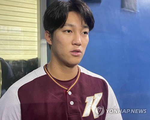 취재진과 인터뷰하는 안우진(서울=연합뉴스) 이대호 기자 = 키움 히어로즈 안우진(24)이 지난 5일 서울 구로구 고척스카이돔에서 취재진과 인터뷰하고 있다. 2023.4.6 4bun@yna.co.kr