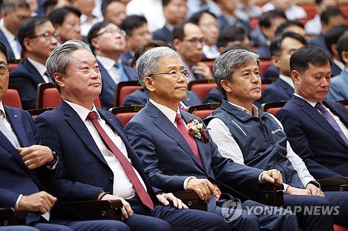 김동철 신임 한전 사장 취임(나주=연합뉴스) 천정인 기자 = 20일 오전 전남 나주시 빛가람동 한국전력 본사에서 김동철 신임 사장 취임식이 열리고 있다. 2023.9.20 iny@yna.co.kr