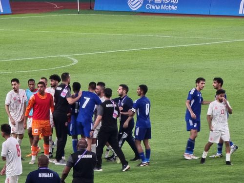 신경전을 펼치는 양팀 선수들[촬영 이의진]