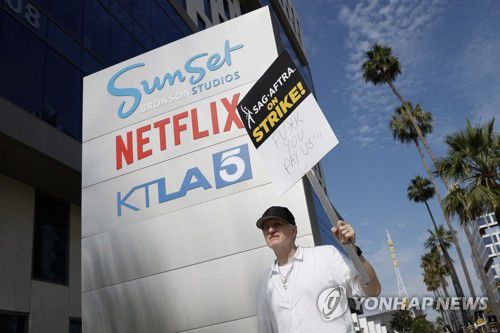 로스앤젤레스서 피켓 시위하는 배우 마이클 래파포트미국 배우 마이클 래파포트가 지난 7월 17일(현지시간) 캘리포니아주 로스앤젤레스에서 파업 피켓을 들고 있다. 미국 배우·방송인 노동조합(SAG-AFTRA)은 대기업 스튜디오를 대표하는 영화·TV제작자연맹(AMPTP)과의 계약 협상이 결렬되자 7월 14일부터 파업에 들어가며 이미 두 달 넘게 파업을 벌이고 있는 미국 작가조합(WGA)에 가세했다. [EPA 연합뉴스 자료사진. 재배포 및 DB 금지]