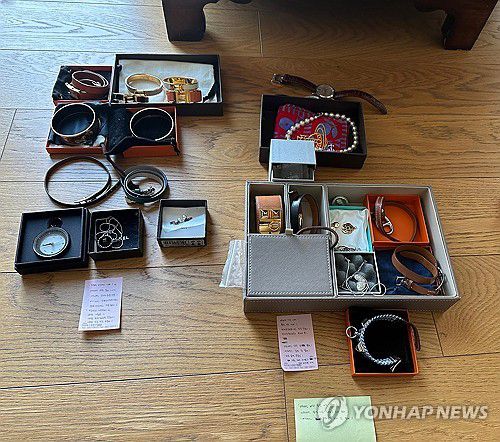 경남은행 횡령 직원 주거지서 발견된 귀금속 및 고가품(서울=연합뉴스) 서울중앙지검 범죄수익환수부가 8일 1천억원이 넘는 회삿돈을 횡령한 혐의로 BNK경남은행 투자금융부장 이 모(51) 씨를 구속기소 했다고 밝혔다. 사진은 이씨의 주거지에서 발견된 귀금속 및 고가품. 2023.9.8 [서울중앙지검 제공. 재판매 및 DB 금지] photo@yna.co.kr