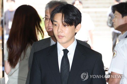 구속심사 법정 향하는 유아인(서울=연합뉴스) 김주성 기자 = 마약을 상습 투약한 혐의를 받는 배우 유아인(본명 엄홍식)이 21일 오전 구속 전 피의자 심문(영장실질심사)을 받기 위해 서울 서초구 서울중앙지법 법정으로 가고 있다.      지난 5월 경찰 수사 당시 신청됐던 구속영장이 기각된 지 약 4개월 만에 열리는 두 번째 영장실질심사다. 2023.9.21 utzza@yna.co.kr