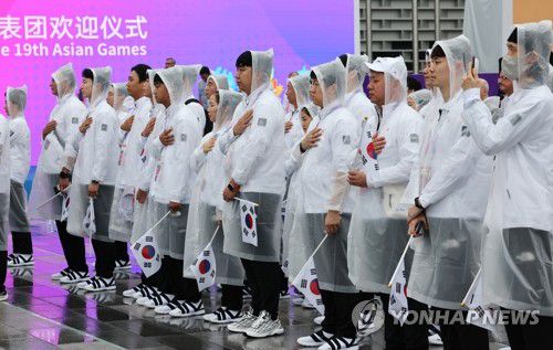 대한민국 선수단, 항저우 AG 선수촌 입촌식(항저우=연합뉴스) 김인철 기자 = 2022 항저우 아시안게임(AG) 개막을 이틀 앞두고 대한민국 선수단이 21일 중국 항저우시 아시안게임 선수촌 국기 광장에서 열린 입촌식에서 국기에 경례하고 있다. 2023.9.21 yatoya@yna.co.kr