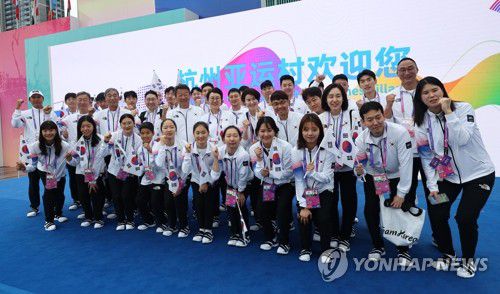 팀 코리아, 더 높은 곳을 향해(항저우=연합뉴스) 김인철 기자 = 2022 항저우 아시안게임(AG) 개막을 이틀 앞두고 대한민국 대표팀 선수와 임원들이 21일 중국 항저우시 아시안게임 선수촌 국기 광장에서 열린 입촌식을 마친 뒤 기념사진을 찍고 있다. 2023.9.21 yatoya@yna.co.kr