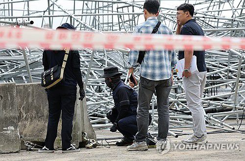 붕괴사고 원인을 찾아라(하남=연합뉴스) 권준우 기자 = 21일 오후 경기도 하남시 미사강변공원에서 경찰과 국립과학수사연구원 등 관계자들이 '슈퍼팝' 콘서트 무대 붕괴사고의 원인을 조사하기 위해 현장 합동감식을 벌이고 있다.     전날 이곳에서는 설치 중인 무대 조형물이 붕괴하는 사고가 발생, 작업자 8명이 다쳤다. 2023.9.21 stop@yna.co.kr