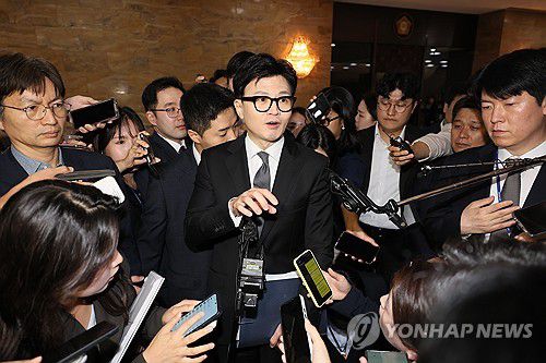 취재진에게 둘러싸인 한동훈 장관(서울-연합뉴스) 이정훈 기자 = 한동훈 법무부 장관이 21일 더불어민주당 이재명 대표에 대한 체포동의안이 가결된 뒤 국회 본회의장을 나서며 취재진의 질문에 답하고 있다. 2023.9.21 uwg806@yna.co.kr