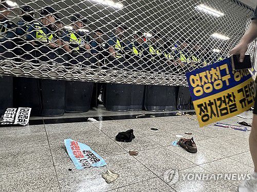 폐쇄된 국회의사당역 6번 출구(서울=연합뉴스) 최윤선 기자 = 21일 오후 폐쇄된 국회의사당역 6번 출구. 2023.09.21 ysc@yna.co.kr