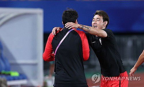 이강인에게 장난치는 송민규(진화[중국]=연합뉴스) 류영석 기자 = 21일 오후 중국 저장성 진화시 진화스타디움에서 열린 항저우 아시안게임 남자축구 조별리그 2차전 한국과 태국의 경기에 훈련을 마친 송민규가 이강인에게 장난을 치고 있다. 2023.9.21 ondol@yna.co.kr