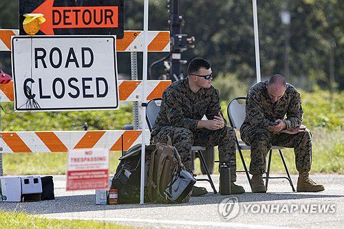 F-35 추락지점 인근을 통제 중인 미 해병대원들[AP 연합뉴스자료사진. 재판매 및 DB 금지]