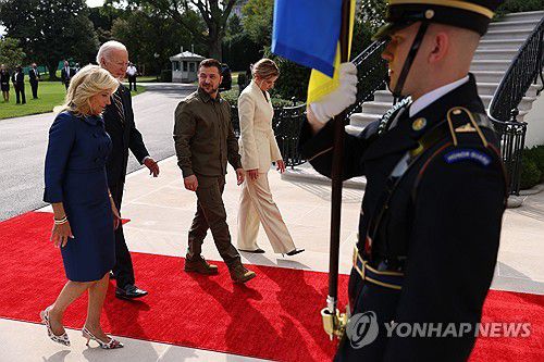 바이든 美 대통령과 젤렌스키 우크라 대통령(워싱턴 UPI=연합뉴스) 조 바이든 미국 대통령과 질 바이든 여사가 21일(현지시간) 워싱턴DC 백악관을 방문한 볼로디미르 젤렌스키 우크라이나 대통령과 부인 올레나 젤렌스카 여사를 환영하고 있다. 2023.9.21