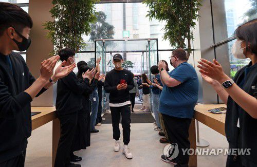 적년 아이폰14 출시일 명동 애플스토어 오픈런(서울=연합뉴스) 신현우 기자 = 애플의 아이폰14 시리즈 공식 출시일인 7일 오전 서울 중구 명동 애플스토어에 고객들이 입장하고 있다. 2022.10.7 [공동 취재] nowwego@yna.co.kr