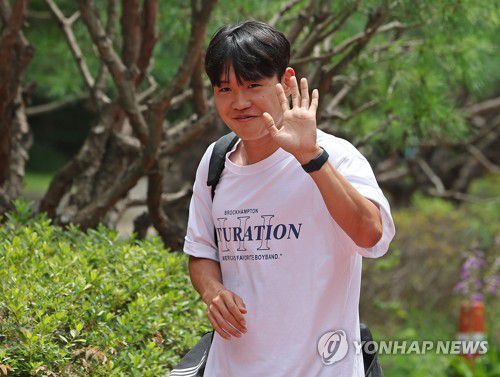 NFC 들어서는 아시안게임 대표팀 정호연(파주=연합뉴스) 류영석 기자 = 항저우 아시안게임 남자축구 국가대표팀 정호연이 25일 오후 소집 훈련을 위해 경기도 파주 NFC(대표팀트레이닝센터)에 들어서고 있다. 2023.7.25 ondol@yna.co.kr