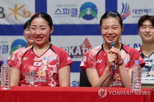 질문에 답하는 김소영(진천=연합뉴스) 신현우 기자 = 배드민턴 국가대표팀 김소영(오른쪽)이 16일 오후 충북 진천국가대표선수촌 챔피언하우스에서 열린 미디어데이 행사에 참석해 취재진 질문에 답하고 있다. 왼쪽은 김소영과 여자복식 한 조인 공희용. 2023.8.16 nowwego@yna.co.kr