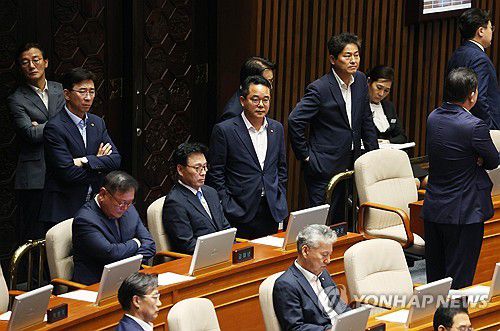 체포동의안 가결에 침울한 민주당(서울=연합뉴스) 신준희 기자 = 더불어민주당 박광온 원내대표 등이 21일 국회 본회의장에서 이재명 대표 체포동의안이 가결되자 어두운 표정을 짓고 있다. 2023.9.21 hama@yna.co.kr