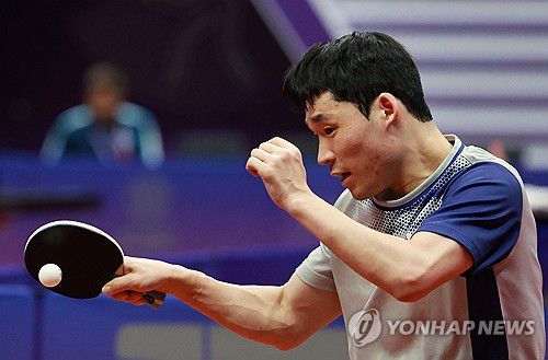 훈련 집중하는 장우진(항저우=연합뉴스) 홍해인 기자 = 탁구 대표팀 장우진이 21일 중국 항저우의 궁수 캐널 스포츠파크 체육관에서 2022 항저우 아시안게임 탁구 남녀 단체전 예선 첫 경기를 하루 앞두고 훈련을 하고 있다. 2023.9.21 hihong@yna.co.kr