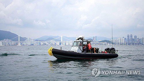 한·미 유해발굴 공동 수중조사(서울=연합뉴스) 국방부 유해발굴감식단이 지난 7일부터 오는 27일까지 미 국방성 전쟁포로·실종자 확인국(DPAA)과 부산광역시 해운대 일대에서 6·25전쟁 당시 추락한 미군 항공기 및 조종사 유해 소재를 확인하기 위해 한·미 유해발굴 공동 수중조사를 하고 있다고 22일 밝혔다. 사진은 한·미 공동 수중조사팀이 고속단정에서 사이트 스캔 소나(SSS)와 지자기 센서를 예인해 광안리 인근 해역을 조사하는 모습. 2023.9.22 [국방부 제공. 재판매 및 DB 금지] photo@yna.co.kr