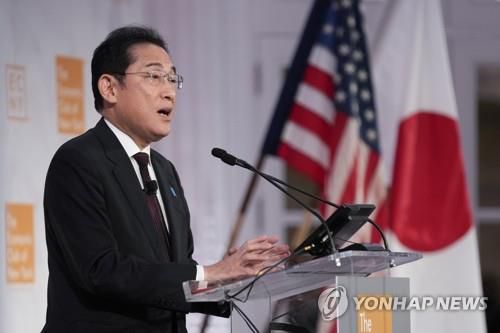 같은 날 뉴욕 경제클럽서 연설하는 기시다(뉴욕 AP=연합뉴스) 기시다 후미오 일본 총리가 21일(현지시간) 미국 뉴욕 경제클럽에서 투자자들을 대상으로 연설하고 있다.