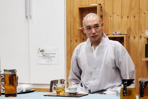 차담 준비하는 꽃스님(구례=연합뉴스) 이세원 기자 = 21일 전남 구례군 화엄사에서 '꽃스님'으로 유명한 범정스님이 '구례사찰 명상순례길' 순례체험단과의 차담을 준비하고 있다. 2023.9.24