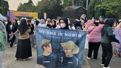 SM타운 라이브 2023 자카르타(자카르타=연합뉴스) 박의래 특파원 = 23일(현지시간) 'SM타운 라이브 2023 자카르타 위드 KB뱅크' 콘서트가 열리는 인도네시아 자카르타 겔로라 붕 카르노(GBK) 주 경기장을 찾은 한 팬이 NCT 멤버들이 새겨진 플래카드를 들고 기념촬영을 하고 있다. 2023.9.24. laecorp@yna.co.kr