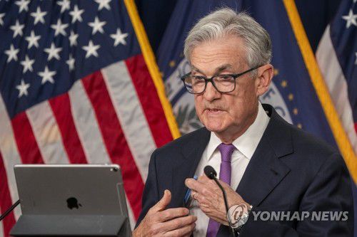 기자회견서 추가 금리 인상 시사하는 파월(워싱턴DC EPA=연합뉴스) 제롬 파월 미 연방준비제도(Fed·연준) 의장이 20일(현지시간) 연방공개시장위원회(FOMC)를 마친 뒤 워싱턴DC 연방준비은행에서 기자회견하고 있다. FOMC는 이날 기준금리를 5.25∼5.50%로 동결했으나 파월 의장은 기자회견에서 필요한 경우 추가로 금리를 올릴 수 있다는 기존 입장을 재확인했다. 2023.09.21 danh2023@yna.co.kr