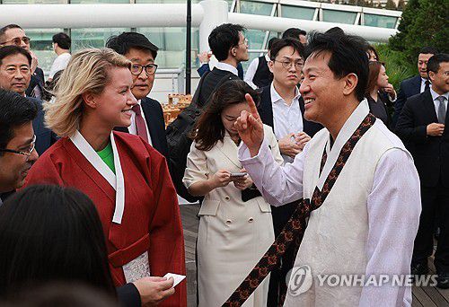 참석자들과 이야기 나누는 오세훈 시장(서울=연합뉴스) 한종찬 기자 = 오세훈 서울시장이 24일 서울 가빛섬에서 열린 '제12회 세계도시정상회의 시장 포럼' 환영 리셉션에서 참석자들과 이야기를 나누고 있다. 2023.9.24 saba@yna.co.kr