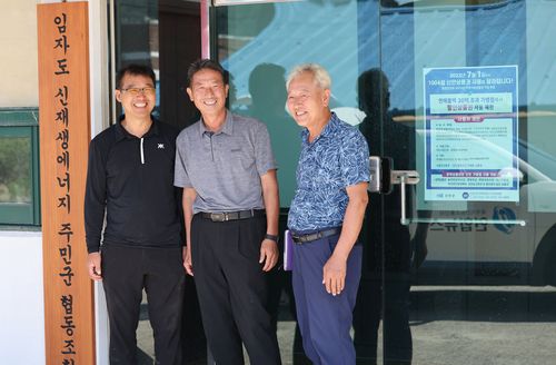 "햇빛이 효자여"(신안=연합뉴스) 형민우 기자 = 전남 신안군이 태양광발전소의 이익금을 주민과 함께 나누는 '햇빛연금'을 지급해 관심이다. 사진은 임자도 신재생에너지협동조합 앞에서 포즈를 취한 정언호 조합 이사(왼쪽), 이명진 사무국장, 이용주 이장의 모습. 2023.9.25     minu21@yna.co.kr (끝)