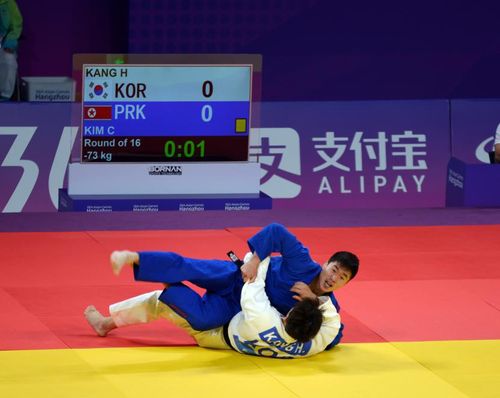 1초 남기고 빗당겨치기 기술 성공하는 북한 김철광(항저우=연합뉴스) 김경윤 기자 = 북한 유도 대표팀 김철광(위쪽)이 25일 중국 저장성 항저우 샤오산 린푸 체육관에서 열린 2022 항저우 아시안게임 유도 남자 73㎏급  한국 강헌철과 16강전에서 정규시간 종료 1초를 남기고 빗당겨치기 기술을 시도하고 있다. 2023.9.25. cycle@yna.co.kr