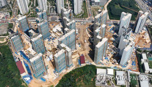 GS건설 검단 사고 단지 전체 재시공, 천문학적 비용 소모될 듯(인천=연합뉴스) 김도훈 기자 = 인천 검단신도시 아파트 지하주차장 붕괴 사고와 관련해 시공사인 GS 건설이 5일 사고가 난 아파트 단지 전체에 대한 전면 재시공 계획을 밝혔다. 재시공  계획 단지는 총 17개동, 1천666가구에 달한다.      사진은 6일 오후 인천 검단신도시의 AA13-2, AA13-1블록 아파트 건설 현장. 2023.7.6 superdoo82@yna.co.kr