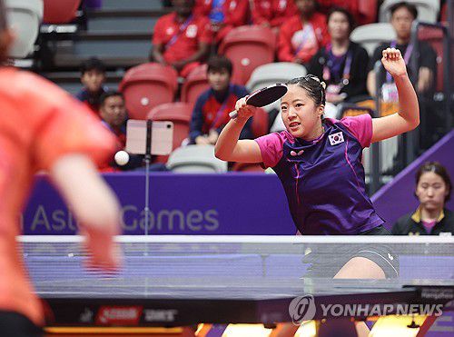 공격하는 신유빈(항저우=연합뉴스) 류영석 기자 = 탁구 대표팀 신유빈이 25일 중국 항저우 궁수 캐널 스포츠파크 체육관에서 열린 2022 항저우 아시안게임 탁구 여자 단체전 준결승 한국과 일본의 경기에서 공격을 시도하고 있다. 2023.9.25 ondol@yna.co.kr