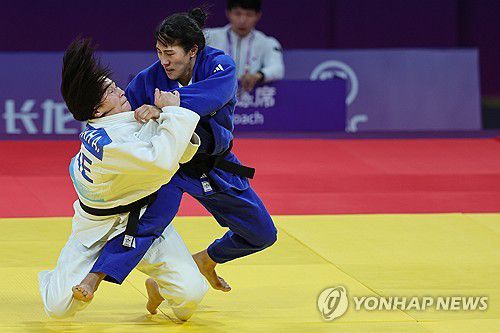 동메달 결정전 경기 펼치는 박은송(항저우=연합뉴스) 신현우 기자 = 25일 중국 항저우 샤오산 린푸 체육관에서 열린 항저우 아시안게임 유도 여자 57kg급 동메달 결정전에서 한국 박은송이 아랍에미리트 알탄세세그 바추크를 상대하고 있다. 2023.9.25 nowwego@yna.co.kr