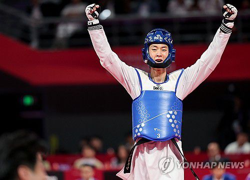 장준 '금메달이다!'(항저우=연합뉴스) 박동주 기자 = 장준이 25일 중국 저장성 항저우의 린안 스포츠문화전시센터에서 열린 항저우 아시안게임 태권도 겨루기 남자 58㎏급 결승전에서 이란 마흐디 하지모사에이나포티에게 승리를 거둔 뒤 환호하고 있다. 2023.9.25 pdj6635@yna.co.kr