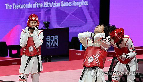 아쉬운 선수들(항저우=연합뉴스) 형민우 기자 = 25일 중국 저장성 항저우의 린안 스포츠문화전시센터에서 열린 항저우 아시안게임 태권도 겨루기 혼성 단체전 결승전에서 대한민국 선수들이 중국에 패한 뒤 아쉬운 표정을 짓고 있다. 2023.9.25 minu21@yna.co.kr