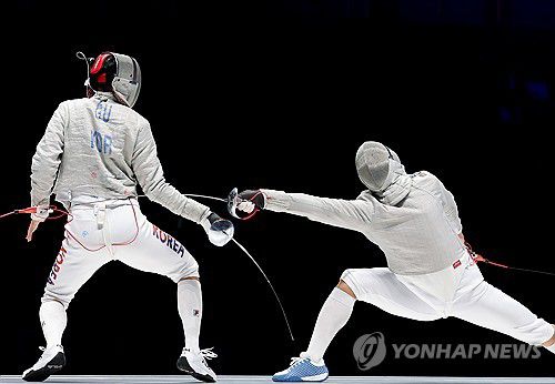 공격 성공시키는 오상욱(항저우=연합뉴스) 이지은 기자 = 25일 중국 항저우 전자대학 체육관에서 열린 2022 항저우 아시안게임 펜싱 남자 사브르 개인전 결승에서 오상욱(오른쪽)이 구본길을 상대로 득점하고 있다. 2023.9.25 jieunlee@yna.co.kr