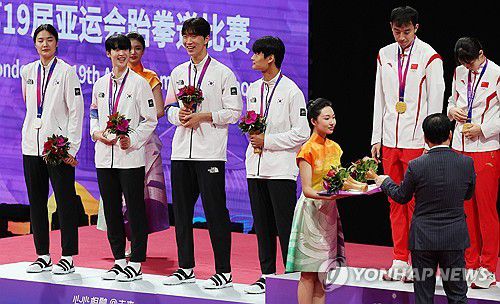 태권도 혼성 단체전서 은메달(항저우=연합뉴스) 형민우 기자 = 25일 중국 저장성 항저우의 린안 스포츠문화전시센터에서 열린 항저우 아시안게임 태권도 겨루기 혼성 단체전에서 대한민국 선수들이 은메달을 차지한 뒤 시상대에서 밝은 표정을 짓고 있다. 2023.9.25 minu21@yna.co.kr