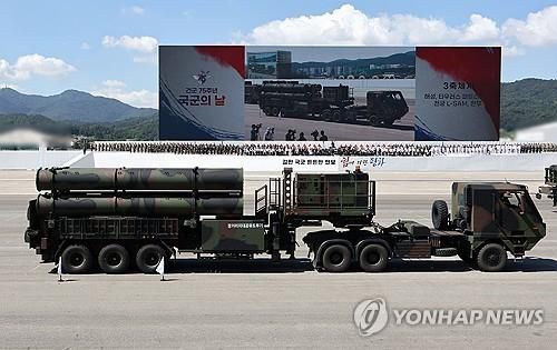 이것이 L-SAM    (성남=연합뉴스) 윤동진 기자 = 22일 성남 서울공항에서 진행된 건군 75주년 국군의 날 최종 리허설에서 장거리지대공유도무기(L-SAM)이 선보여지고 있다. 2023.9.26     mon@yna.co.kr (끝)