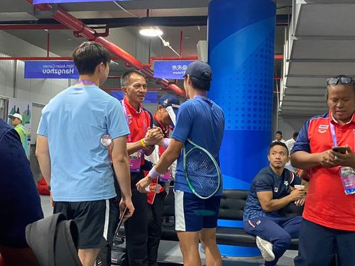 태국 대표팀 관계자들과 악수하는 권순우[태국테니스협회 SNS 캡처. 재판매 및 DB 금지]