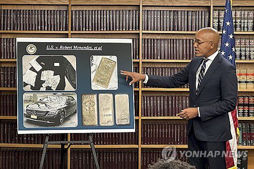 밥 메넨데스 의원 자택에서 압수한 금괴에 대해 설명하는 미국 연방검찰[AP 연합뉴스 자료사진]