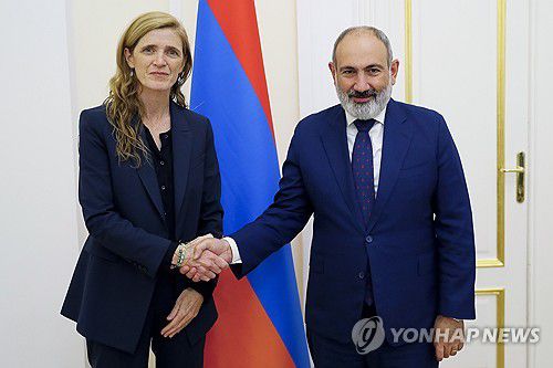 니콜 파시냔 아르메니아 총리(오른쪽)와 서맨사 파워 미국 국제개발처(USAID) 처장[AP=연합뉴스 자료사진]
